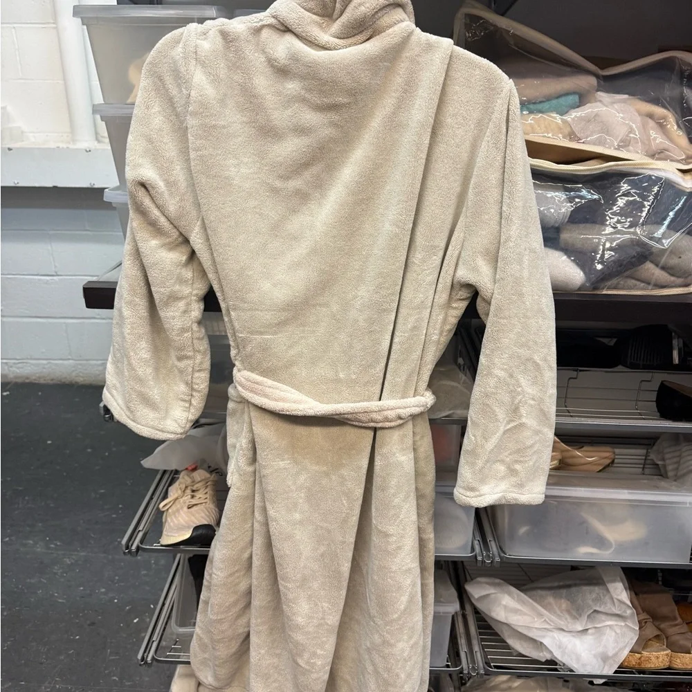 Brookstone Cream Robe - Picture 5 of 12